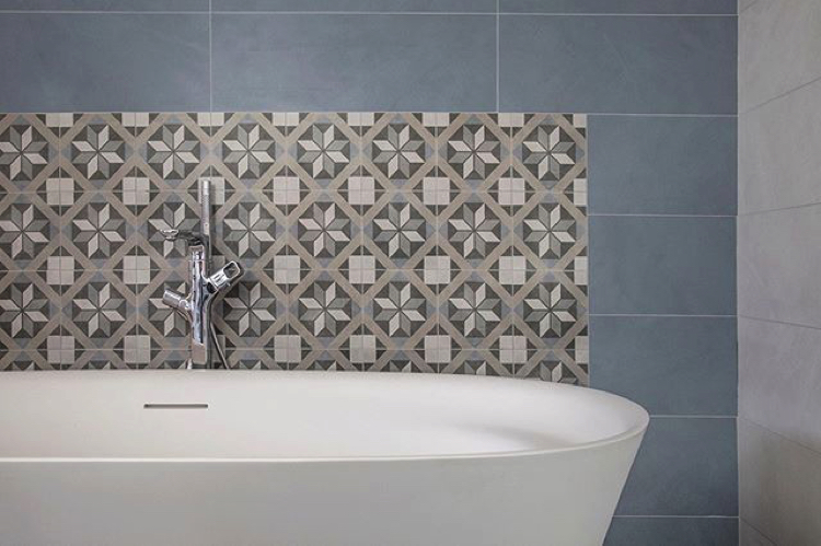 Floral bathroom tiles backsplash gives a wonderful centre point for a simple bathroom