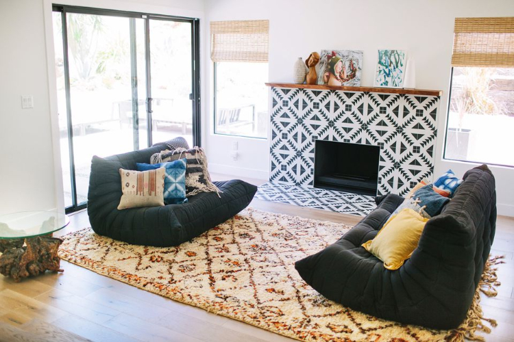 Black and white mosaic pattern adds gorgeous Scandinavian vibes to the room.