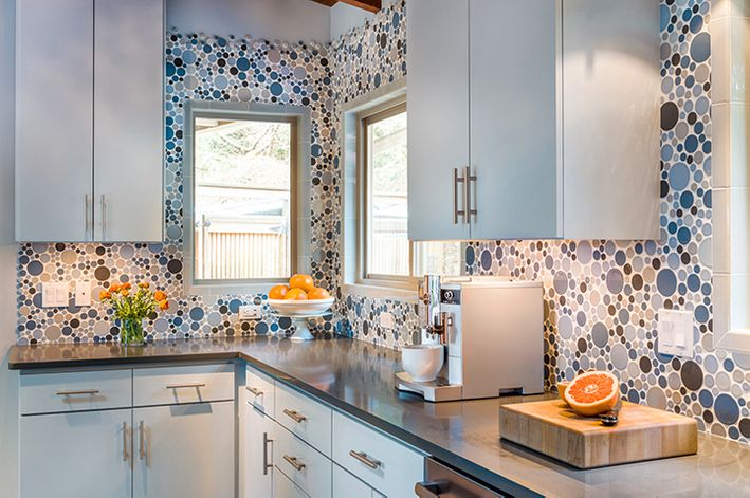 Gorgeous kitchen mosaic backsplash.