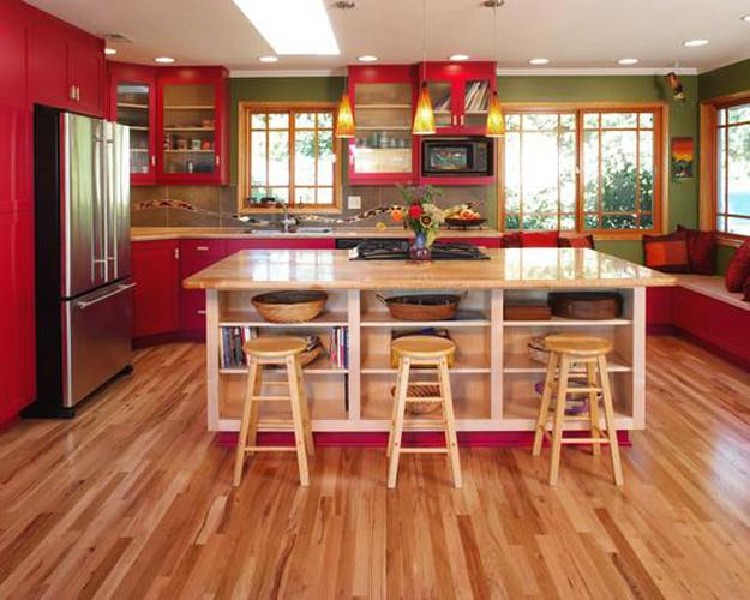 Red is gorgeous for kitchen interiors.