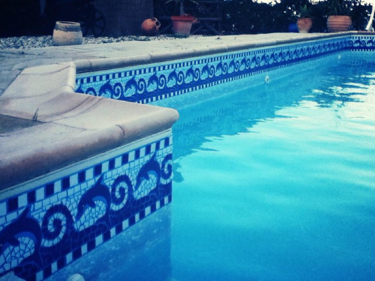 Beautiful and simple mosaic borders that elevate the swimming pool.