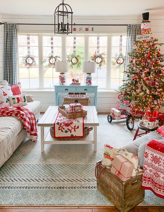 Lively Christmas interiors decor. Inspiration by Mosaics Lab