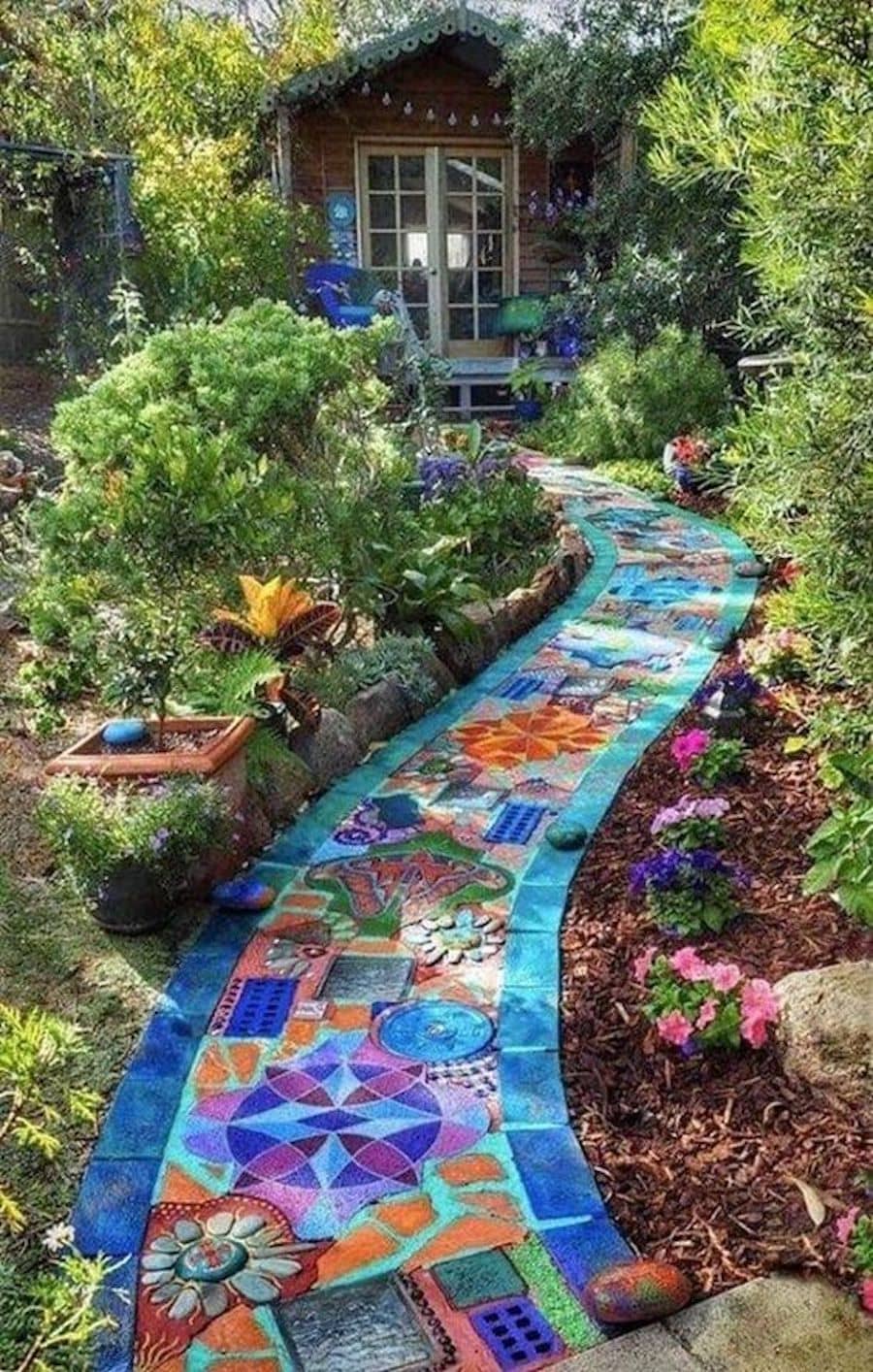 Outdoor_Mosaic_Artwork - Outdoor_Mosaics - Backyard_Decor_Ideas