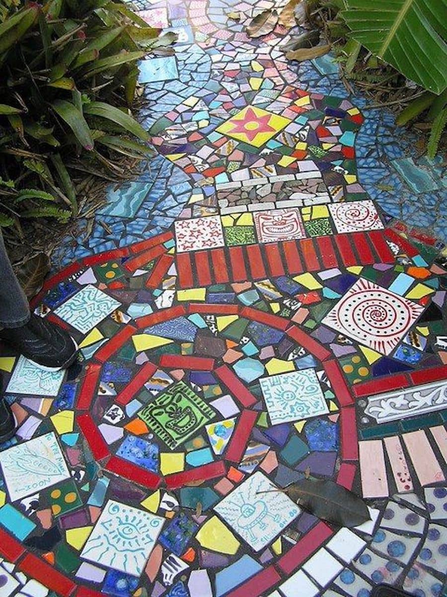 Outdoor_Mosaic_Artwork - Outdoor_Mosaics - Backyard_Decor_Ideas